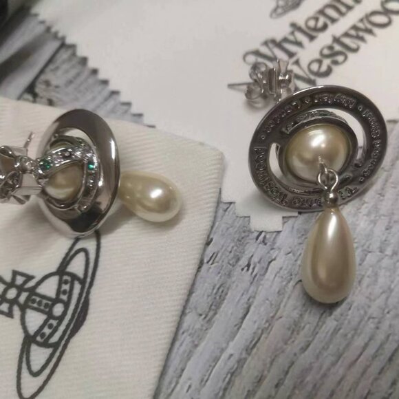 Vivienne Westwood Stunning Pearl Earring - Picture 2 of 5